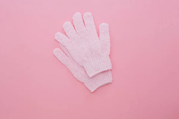 Guante de masaje exfoliante mujer para ducha sobre fondo rosa . —  Fotos de Stock