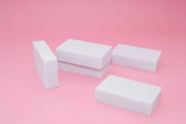 Pilha de esponja de melamina no fundo rosa — Fotografia de Stock