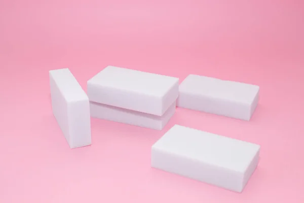 Pilha de esponja de melamina no fundo rosa — Fotografia de Stock