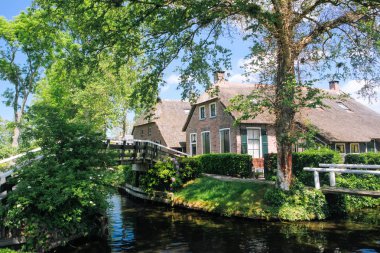 eyaletinde kanallar ile ünlü Giethoorn köyünün görünümü 