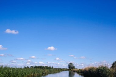 eyaletinde kanallar ile ünlü Giethoorn köyünün görünümü 
