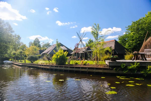 Vista del famoso pueblo de Giethoorn con canales en la provincia de — Foto de Stock