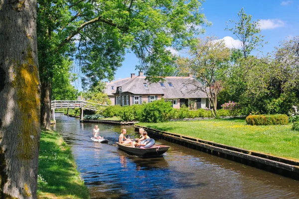 Blick auf das berühmte Dorf Giethoorn mit Kanälen in der Provinz — Stockfoto