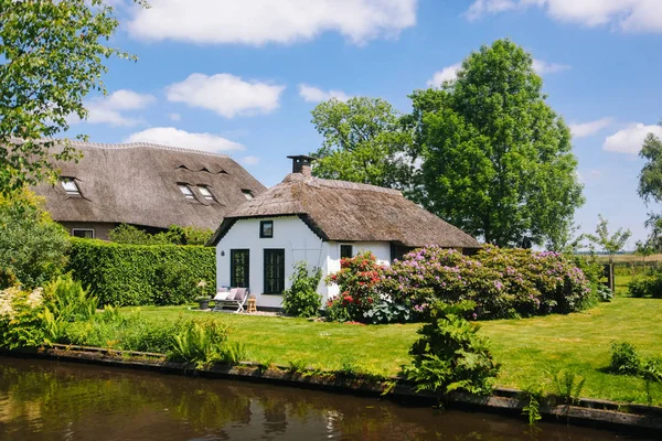 Blick auf das berühmte Dorf Giethoorn mit Kanälen in der Provinz — Stockfoto