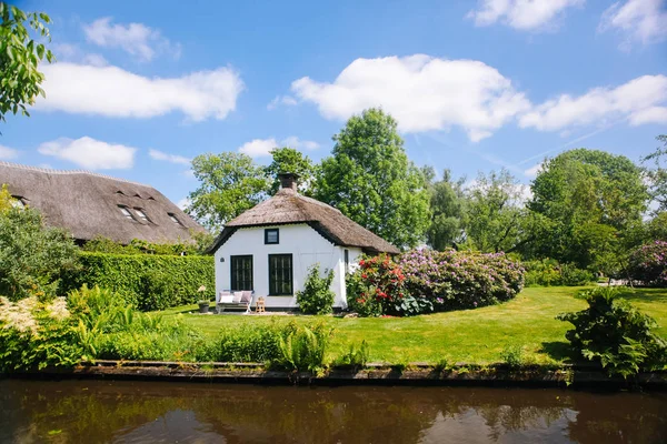 Blick auf das berühmte Dorf Giethoorn mit Kanälen in der Provinz — Stockfoto