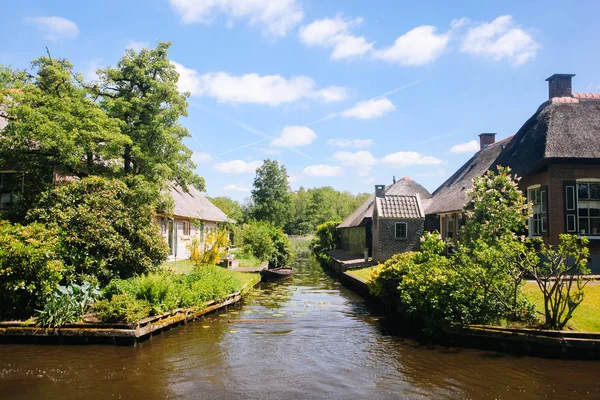 Vista del famoso pueblo de Giethoorn con canales en la provincia de — Foto de Stock