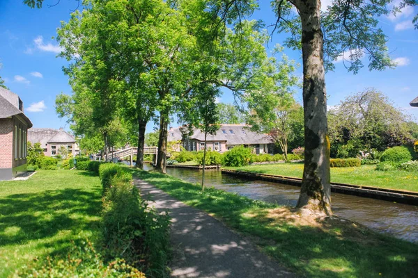 Blick auf das berühmte Dorf Giethoorn mit Kanälen in der Provinz — Stockfoto