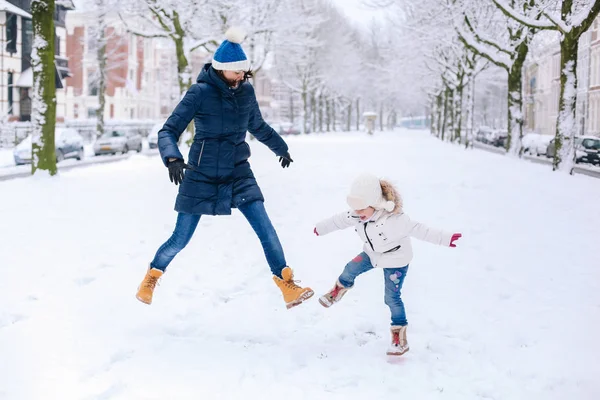 Belle petite fille portant en jeans, veste en duvet blanc et kn — Photo