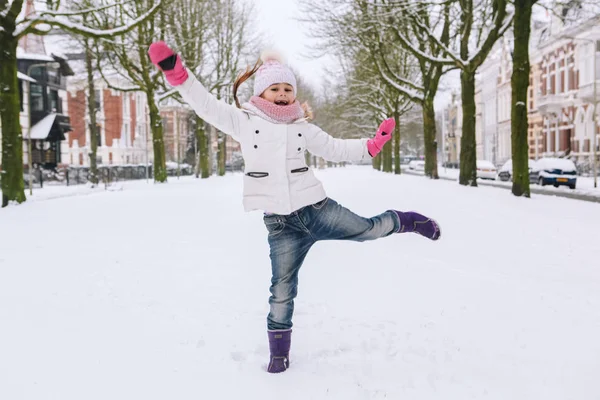 Belle petite fille portant en jeans, veste en duvet blanc et kn — Photo