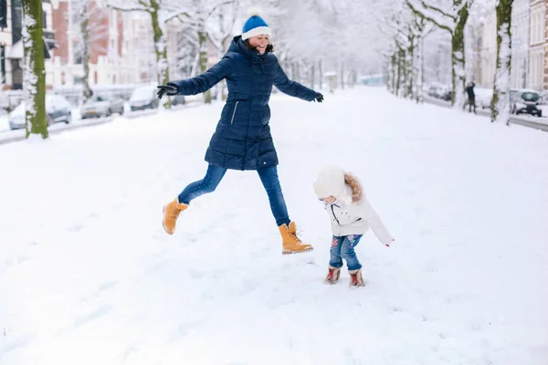 Belle petite fille portant en jeans, veste en duvet blanc et kn — Photo