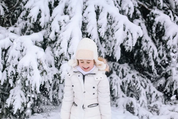 Porträtt av liten flicka på vintern. Småbarn leker med snö i — Stockfoto