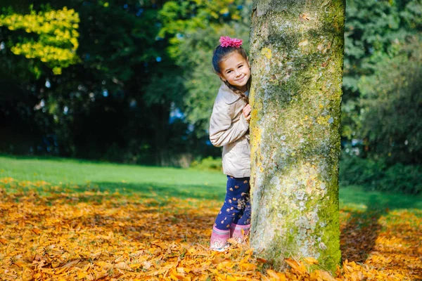 Elegante hermosa chica divirtiéndose en el parque en el soleado otoño da — Foto de Stock