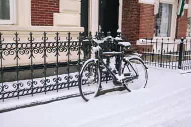 Taze karla kaplı bisiklet..