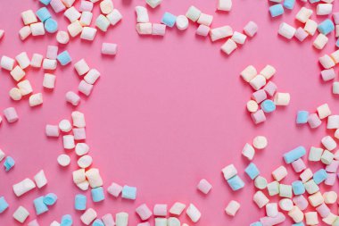 Çerçeve kopya ile beyaz ve pembe tatlı marshmallow şekeryapılmış 