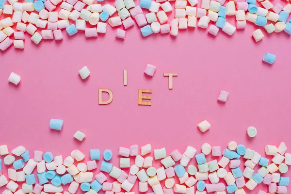 Diet - Buchstabenstücke auf rosa Hintergrund mit weiß und p bedeckt — Stockfoto