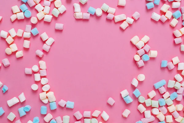 Quadro feito de doces de marshmallow doces brancos e rosa com cópia — Fotografia de Stock