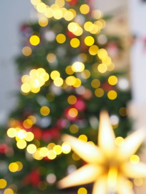 Deodaklanmış ışıklar ve yıldız ile Noel ağacı. Noel soyut bulanıklık arka plan. Noel ağacı ile odak tatil arka plan dışında. Xmas ağacından hafif bokeh. Xmas ve Yeni Yıl teması.