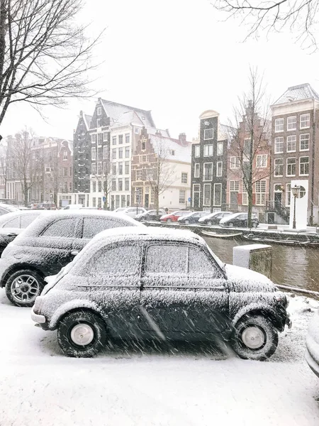 Biciclette innevate sul ponte nel centro della città da Amsterdam — Foto Stock