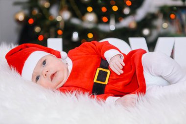 Noel kostümlü güzel yeni doğmuş bebek Noel 'i kutluyor