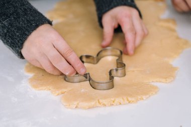 Noel kurabiyelerini evde pişiren çocukların detayları.