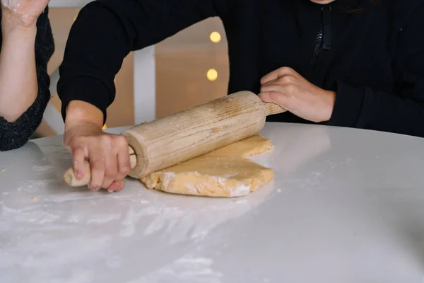 Detalle de niños pequeños horneando galletas de jengibre de Navidad en hou — Foto de Stock