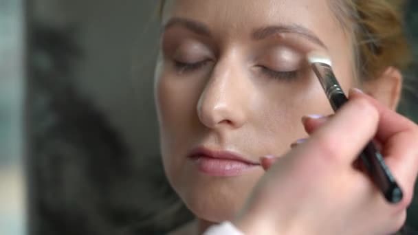 Processen Att Göra Makeup Make Artist Appliceras Med Borste Modellansiktet — Stockvideo