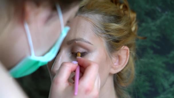 Proses Membuat Makeup Make Artist Diterapkan Dengan Kuas Pada Wajah — Stok Video