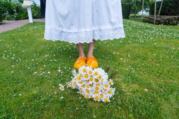 Bouquet Beautiful White Daisies Summer Garden Chamomiles Green Grass Women — Stock Photo, Image