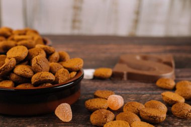 Hollanda bayramı Sinterklaas. Geleneksel yiyecekler, pepernoten, çikolata harfi, tatlılar ve at için havuç. Saint Nicolas 'taki çocuk partisi için konsept 5 Aralık.