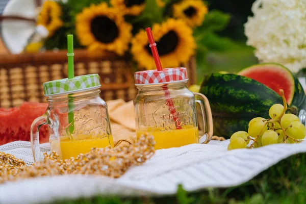 Letní Piknikový Koncept Slunečného Dne Melounem Ovocem Kyticí Hortenzií Slunečnicemi — Stock fotografie