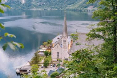 Avusturya, Hallstatt UNESCO tarihi köyü. Salzkammergut bölgesindeki Avusturya Alpleri 'nin ünlü dağ köyü manzaralı kartpostal manzarası yazın güzel bir ışık altında. Gölün çatısına bakıyor. 