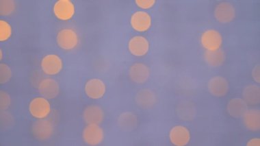 Parıldayan soyut renkli çemberler noel ışıklarının arka planının odak noktasını kaldırdı. Bulanık peri ışıkları. Geçmiş yılbaşı ağacının odak noktası dışında. Xmas ağacından hafif bir bokeh. Xmas ve Yeni Yıl teması. 4k video