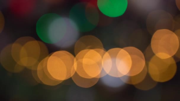 明亮的抽象的彩色圆圈使圣诞节的背景失去了焦点 模糊的仙女灯 没有重点的假日背景圣诞树 圣诞树上的灯号 圣诞节和新年的主题 4K视频 — 图库视频影像