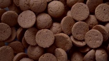 Hollanda bayramı Sinterklaas 4k videosu. Geleneksel yemeklerin olduğu bir arka plan - pepernoten, kruidnoten, çikolata harfi, şekerleme strooigo. Saint Nicolas 'taki çocuk partisi için konsept 5 Aralık.