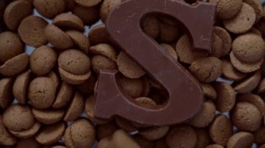 Hollanda bayramı Sinterklaas 4k videosu. Geleneksel yemeklerin olduğu bir arka plan - pepernoten, kruidnoten, çikolata harfi, şekerleme strooigo. Saint Nicolas 'taki çocuk partisi için konsept 5 Aralık.
