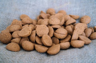 Hollanda bayramı Sinterklaas arka planında Kruidnoten, geleneksel Sinterklaas tatlıları şeker ve hediye kutularının yağmalanması üzerine Pepernoten. Çocuklar için konsept parti Aziz Nicolas 5 Aralık