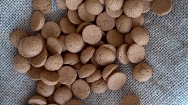 Hollanda bayramı Sinterklaas 4k videosu. Geleneksel yemeklerin olduğu bir arka plan - pepernoten, kruidnoten, çikolata harfi, şekerleme strooigo. Saint Nicolas 'taki çocuk partisi için konsept 5 Aralık.