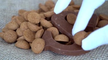 Hollanda bayramı Sinterklaas 4k videosu. Geleneksel yemeklerin olduğu bir arka plan - pepernoten, kruidnoten, çikolata harfi, şekerleme strooigo. Saint Nicolas 'taki çocuk partisi için konsept 5 Aralık.