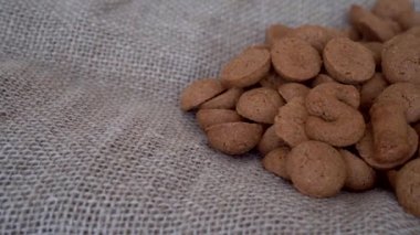 Hollanda bayramı Sinterklaas 4k videosu. Geleneksel yemeklerin olduğu bir arka plan - pepernoten, kruidnoten, çikolata harfi, şekerleme strooigo. Saint Nicolas 'taki çocuk partisi için konsept 5 Aralık.