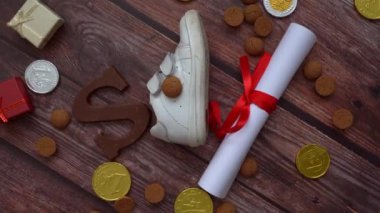 Hollanda bayramı Sinterklaas geçmişi. Dönüşümlü çocuk ayakkabısı, Noel Baba 'nın atı için havuç, hediyeler, geleneksel şekerleme, pepernoten ve çikolatalı mektup. Schoentje zetten konsepti. 4k video
