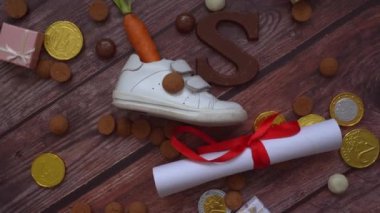 Hollanda bayramı Sinterklaas geçmişi. Dönüşümlü çocuk ayakkabısı, Noel Baba 'nın atı için havuç, hediyeler, geleneksel şekerleme, pepernoten ve çikolatalı mektup. Schoentje zetten konsepti. 4k video