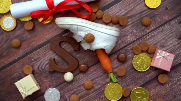 荷兰假日Sinterklaas背景 旋转的童鞋 圣诞老人的马用胡萝卜 传统的甜品 豌豆和巧克力信 Schoentje热情的概念 4K视频 — 图库视频影像