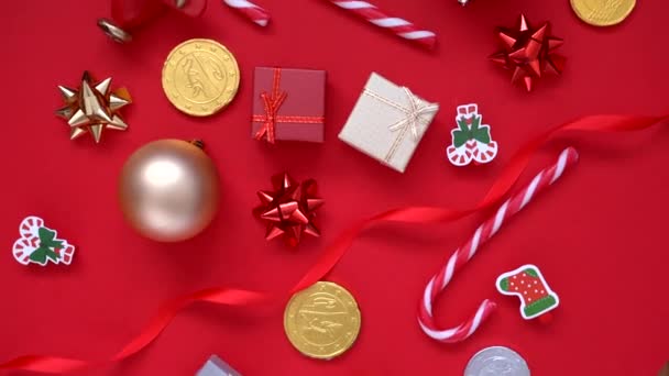 Kerst Achtergrond Rotatie Video Met Geschenkdoos Dennenboomtakken Vele Kerstsnoepjes Rode — Stockvideo