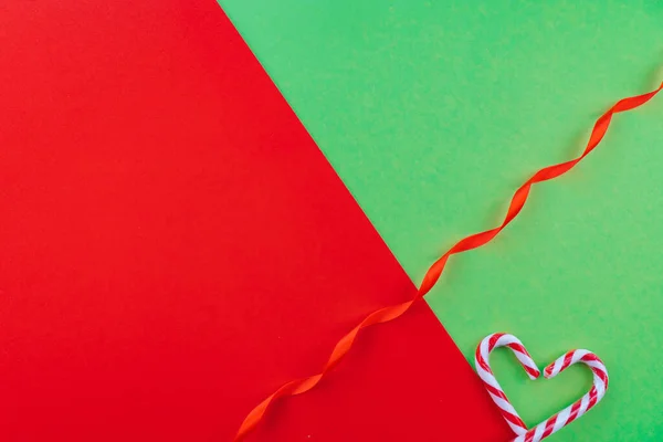 Urlaub Minimalistische Dekoration Weihnachtskomposition Geschenkschachtel Weihnachtsbonbons Rote Festdekoration Auf Rotem — Stockfoto