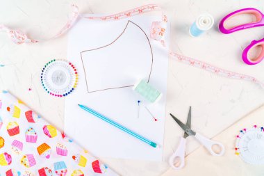 Talimatlar koruyucu yüz maskesi yapıyor. Adım adım, dikiş maskesi oluşturun. El yapımı maske. Anti-virüs maskesi için alet ve malzeme dikiyorum. Adım 1