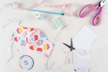 Talimatlar koruyucu yüz maskesi yapıyor. Adım adım, dikiş maskesi oluşturun. El yapımı maske. Anti-virüs maskesi için alet ve malzeme dikiyorum. 8. Adım