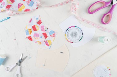 Talimatlar koruyucu yüz maskesi yapıyor. Adım adım, dikiş maskesi oluşturun. El yapımı maske. Anti-virüs maskesi için alet ve malzeme dikiyorum. 4. Adım.