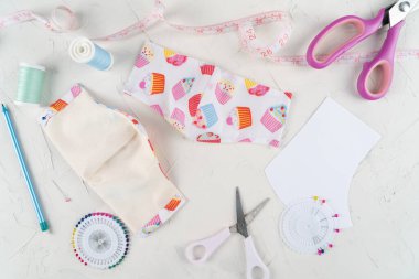 Talimatlar koruyucu yüz maskesi yapıyor. Adım adım, dikiş maskesi oluşturun. El yapımı maske. Anti-virüs maskesi için alet ve malzeme dikiyorum. 7. Adım