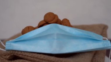 Hollanda 'da covid-19 salgını sırasında Hollanda bayramı Sinterklaas. Koruyucu tıbbi maske ve geleneksel Aziz Nicholas günü kurabiyeleri. 4k döndürme videosu