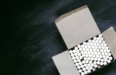 Bir kara tahta üzerinde tebeşir adet kutu